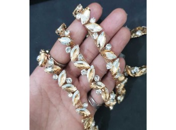 Crystal Rhinestone Chain Close Trim Cup Chain Bulk Rhinestone Close Chain Trim Rhinestone Flexible Claw Chain Applique for Craft Jewelry Making Golden