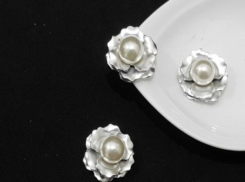 Silver Flower shape Metal Fancy Buttons with Center Pearl